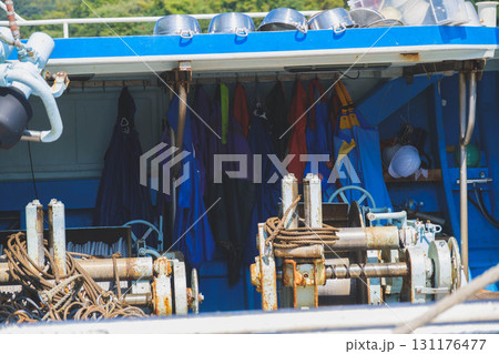[境港]漁船の船内に吊るされた業務用の服 131176477