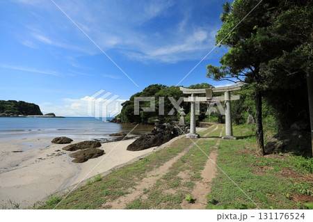 白い砂浜と神社の鳥居が同居する根獅子海岸（日本 長崎県平戸市） 131176524
