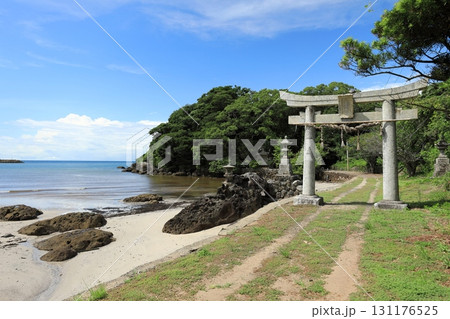 白い砂浜と神社の鳥居が同居する根獅子海岸（日本 長崎県平戸市） 131176525