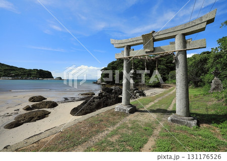 白い砂浜と神社の鳥居が同居する根獅子海岸（日本 長崎県平戸市） 131176526