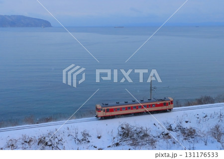 極寒の函館湾を背景にを走る道南いさりび鉄道キハ40系気動車(国鉄急行色)_2020/12/27撮影 131176533