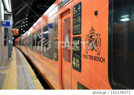 夜のJR佐世保駅に停車する783系特急みどり（日本 長崎県佐世保市） 131176571