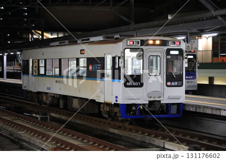 夜の佐世保駅に停車する松浦鉄道MR-600形気動車(日本 長崎県佐世保市) 夜の佐世保駅に停車する松浦鉄道MR-600形気動車(日本 長崎県佐世保市) 131176602