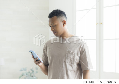 スマホを見る男性 スマホを見る男性 131176615