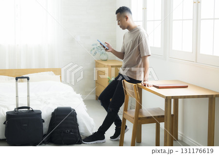 スマホを見る男性 スマホを見る男性 131176619