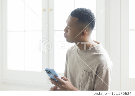 スマホを見る男性 131176624