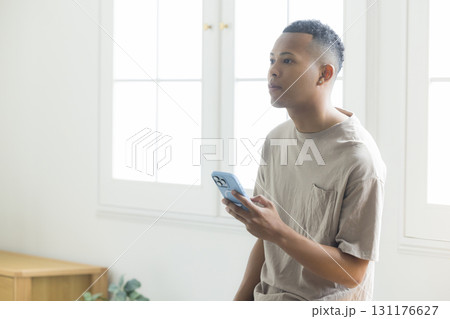 スマホを見る男性 131176627