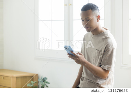 スマホを見る男性 スマホを見る男性 131176628