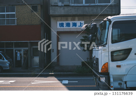 [境港]トラックが走り去る風景 131176639