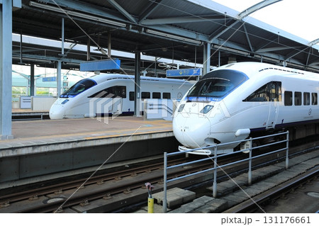 早朝の佐世保駅に停車する885系特急みどり（日本 長崎県佐世保市） 131176661