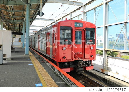 JR唐津駅に停車する国鉄103系電車（日本 佐賀県唐津市） 131176717