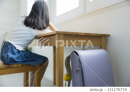 勉強する小学生の女の子 131176719