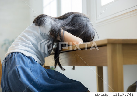 勉強する小学生の女の子 勉強する小学生の女の子 131176742