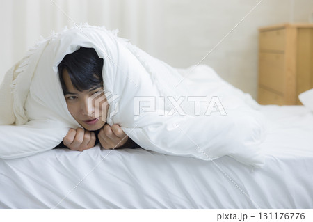 布団に潜る男性 布団に潜る男性 131176776