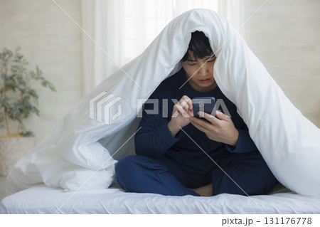 布団に潜る男性 布団に潜る男性 131176778