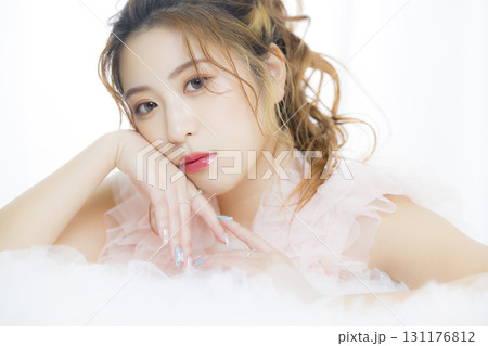 ピンクのチュールドレスの女性 ピンクのチュールドレスの女性 131176812