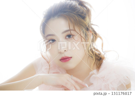 ピンクのチュールドレスの女性 ピンクのチュールドレスの女性 131176817