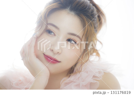 ピンクのチュールドレスの女性  131176819