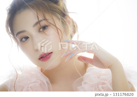 ピンクのチュールドレスの女性 ピンクのチュールドレスの女性 131176820