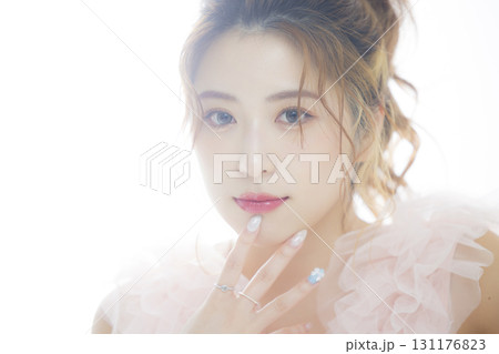 ピンクのチュールドレスの女性  131176823