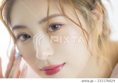 ピンクのチュールドレスの女性  131176824