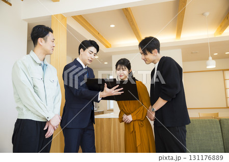 モデルルームの案内をする作業服の男性　 　 131176889