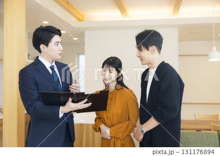 モデルルームの案内をする作業服の男性　 　 131176894