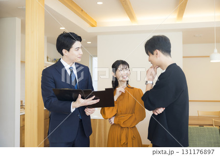 モデルルームの案内をする作業服の男性    モデルルームの案内をする作業服の男性    131176897