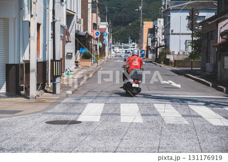 [水木しげるロード]レトロな街を走るバイク 131176919