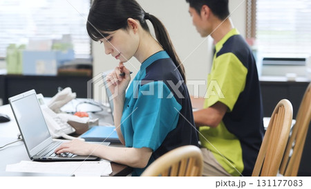 事務仕事をするアジア人介護士 事務仕事をするアジア人介護士 131177083