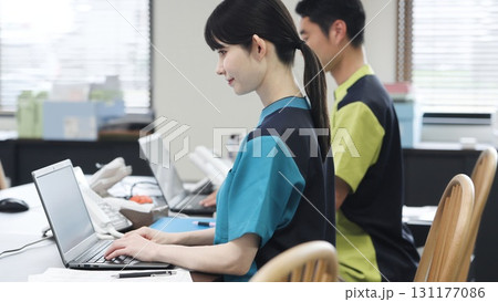 事務仕事をするアジア人介護士 131177086