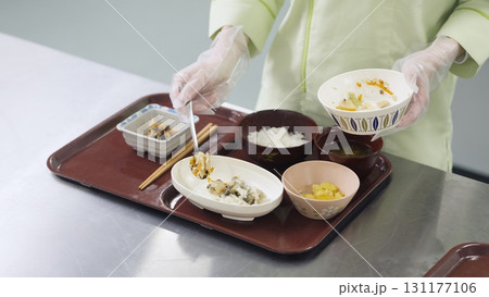 介護食を用意するアジア人調理師 131177106