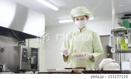 介護食を用意するアジア人調理師 131177110