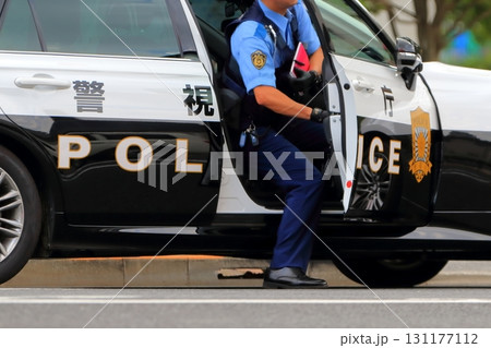 パトロールカーと警察官 パトロールカーと警察官 131177112