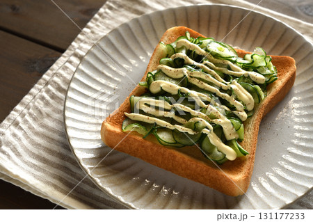 塩もみきゅうりトースト 131177233