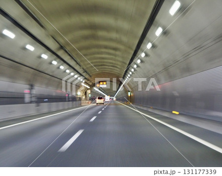 直線のトンネルを走行する車 131177339