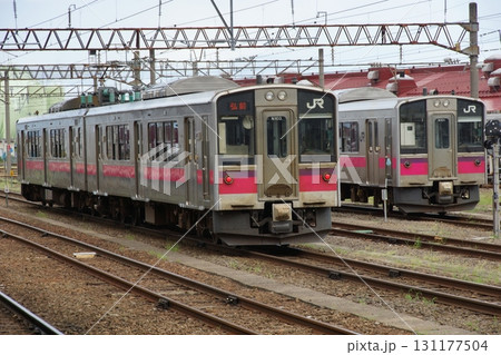 奥羽本線の風景　弘前駅車両基地（701系） 131177504