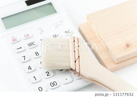 電卓と刷毛と木の板のクローズアップ 131177632