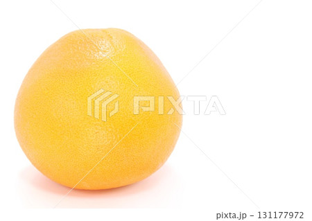グレープフルーツ　丸ごと1個　明るい背景 131177972