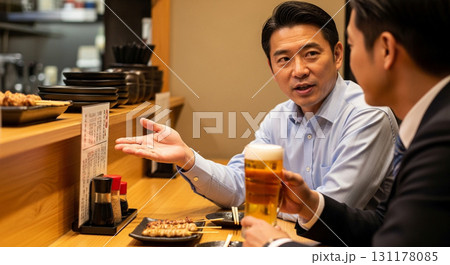 居酒屋　焼き鳥屋で議論するサラリーマン 131178085