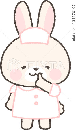 口に指を当てて「しー」という白ウサギの看護師 131178107