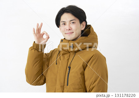 ダウンジャケットを着た男性 OKサイン 白背景 ダウンジャケットを着た男性 OKサイン 白背景 131178220