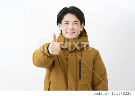 ダウンジャケットを着た男性　グッドサイン　白背景 131178223