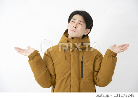 ダウンジャケットを着た男性 呆れる 白背景 ダウンジャケットを着た男性 呆れる 白背景 131178249