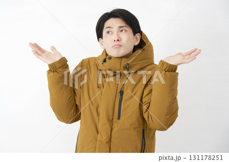 ダウンジャケットを着た男性 呆れる 白背景 ダウンジャケットを着た男性 呆れる 白背景 131178251