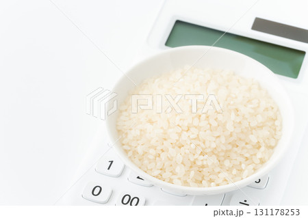 電卓の上に載ったお皿に入った白米のクローズアップ 電卓の上に載ったお皿に入った白米のクローズアップ 131178253