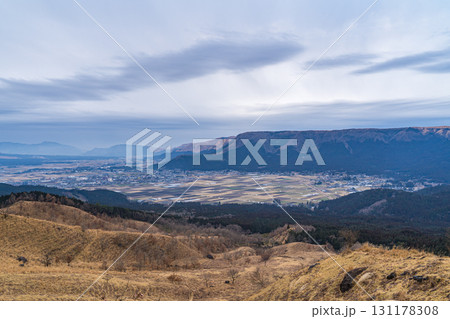 日本の熊本の阿蘇で見られる雄大なカルデラの風景 131178308