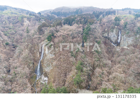 日本の九重の巨大な吊り橋から見る雄大な自然 日本の九重の巨大な吊り橋から見る雄大な自然 131178335