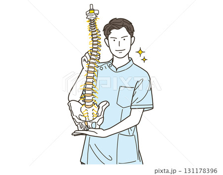 骨格模型を持つ白衣姿の笑顔の男性 骨格模型を持つ白衣姿の笑顔の男性 131178396
