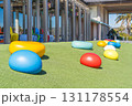 カラフルな遊具が並ぶ子供の遊び場 131178554